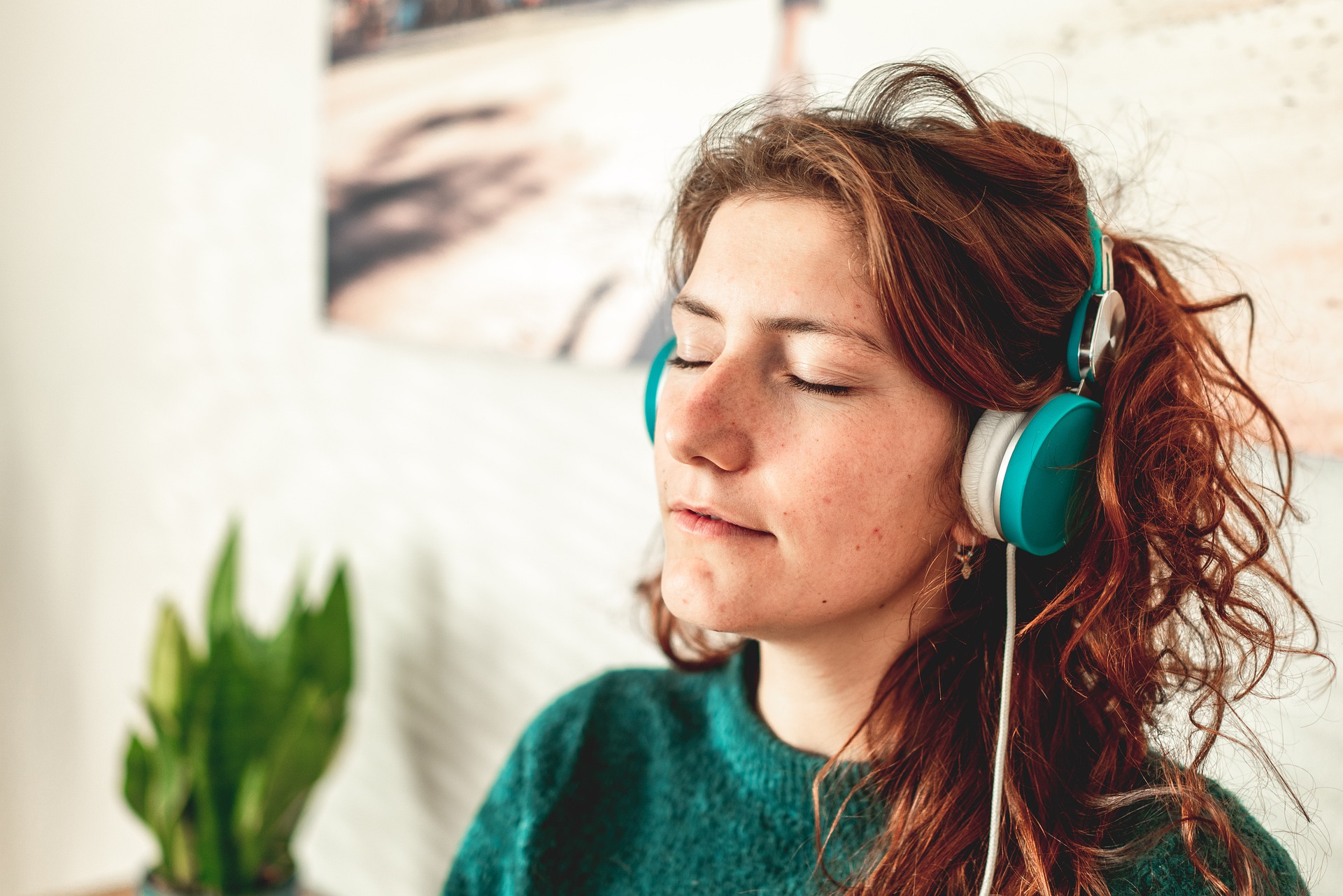 Frau hört Musik und Podcasts